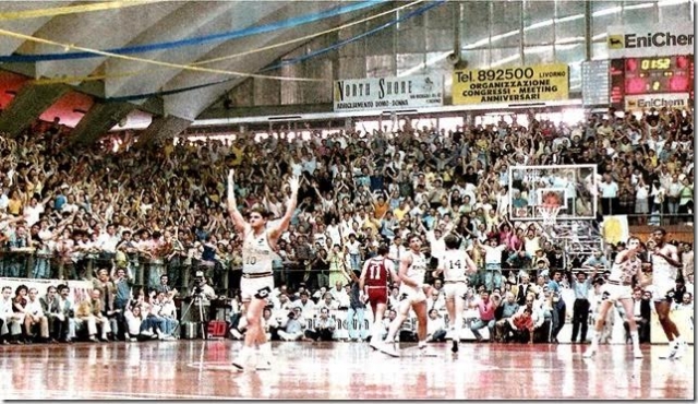 La finale Livorno - Milano nella stagione 88/89 con Fantozzi in primo piano a braccia alzate